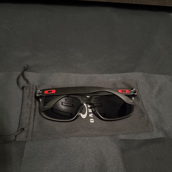 NEW Oakley Holbrook Mens Sunglasses 9102 Black Matte Frame Red Icons - Picture 6 of 7